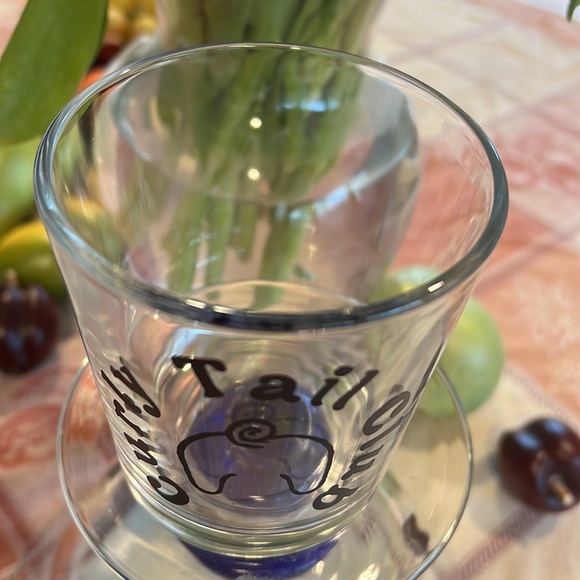 New clear crystal glass with custom design of Dogs behind with “Curly Tail Club” - Picture 4 of 6